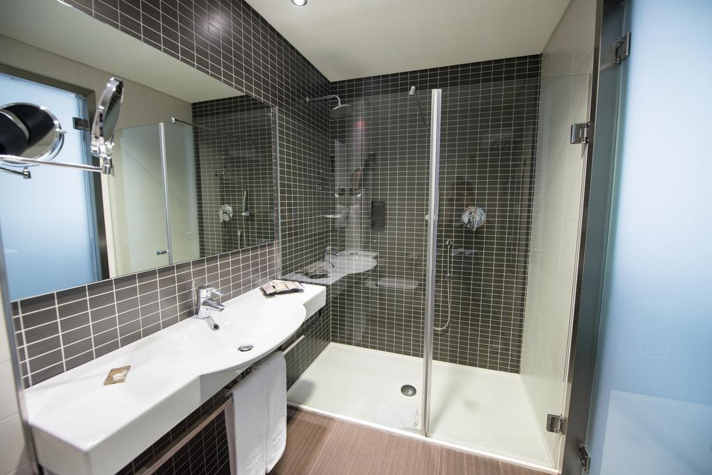 Double Room with free airport shuttle